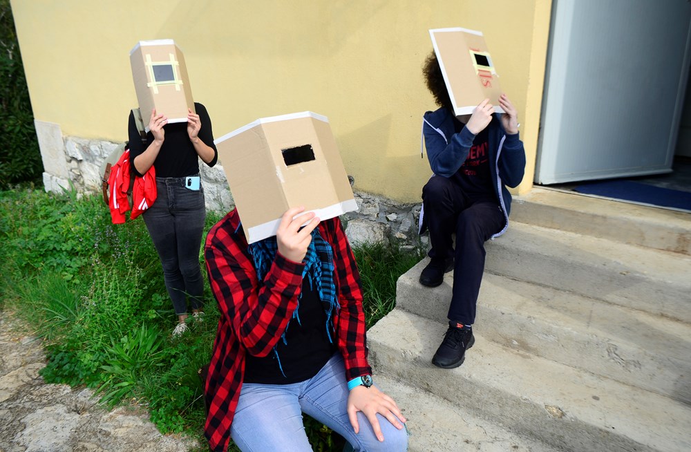 Improvizirane maske za gledanje pomrčine Sunca (Snimio Dejan Štifanić)